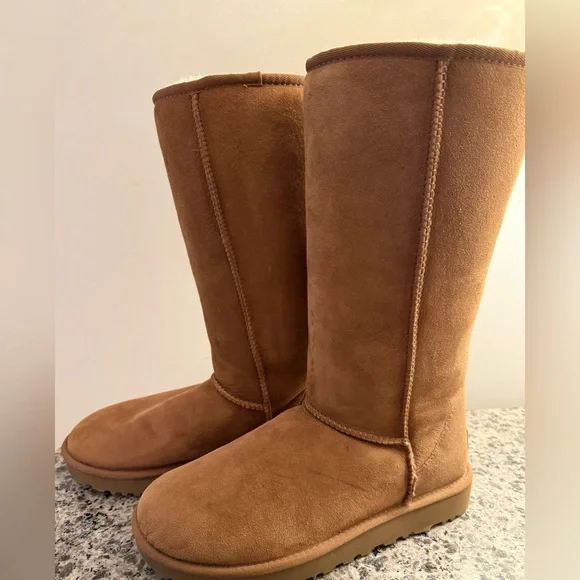 UGG Classic Tall ll Tan Suede Boots New condition - Picture 3 of 8